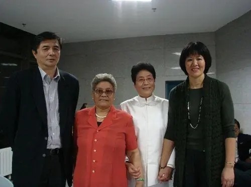 当时的汪嘉伟在排球队中也是一个炙手可热的"明星"