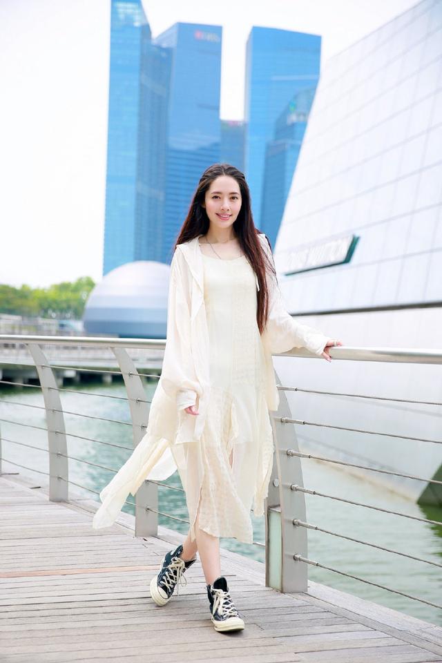 郭碧婷婚后还是那么美穿素色连衣裙配风衣长发披肩清纯感十足