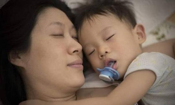 抱睡、奶睡、躺睡哪种对宝宝最好？别只图方便,娃的发育最重要
