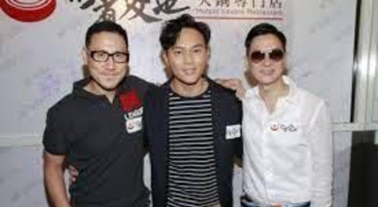 张智霖出生于香港,祖父曹约翰是香港早期的粤语电影演员,曹查理叔叔是
