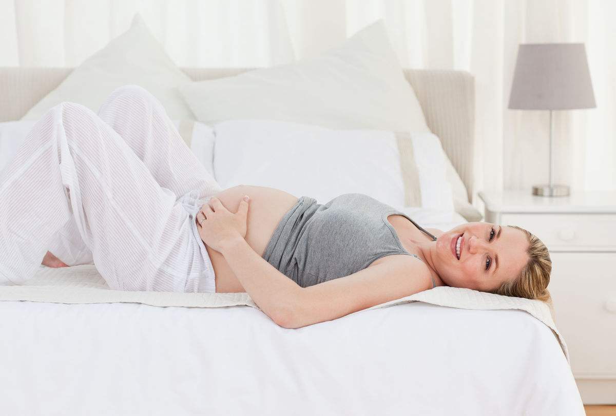 孕早期到晚期坚持左侧卧,却惹来麻烦,原来早晚期的睡姿有大区别