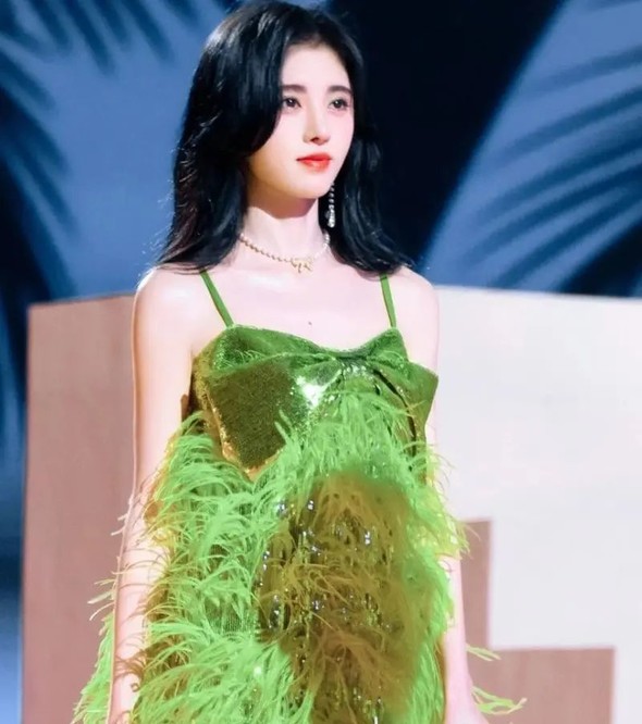 鞠婧祎确实很美,而当她和其他女星撞衫时,全身照就