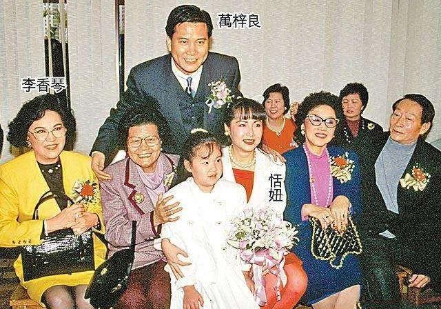 曾比肩周润发,患病苍老难辨,与妻子似父女,63岁仍为生计奔波_万梓良