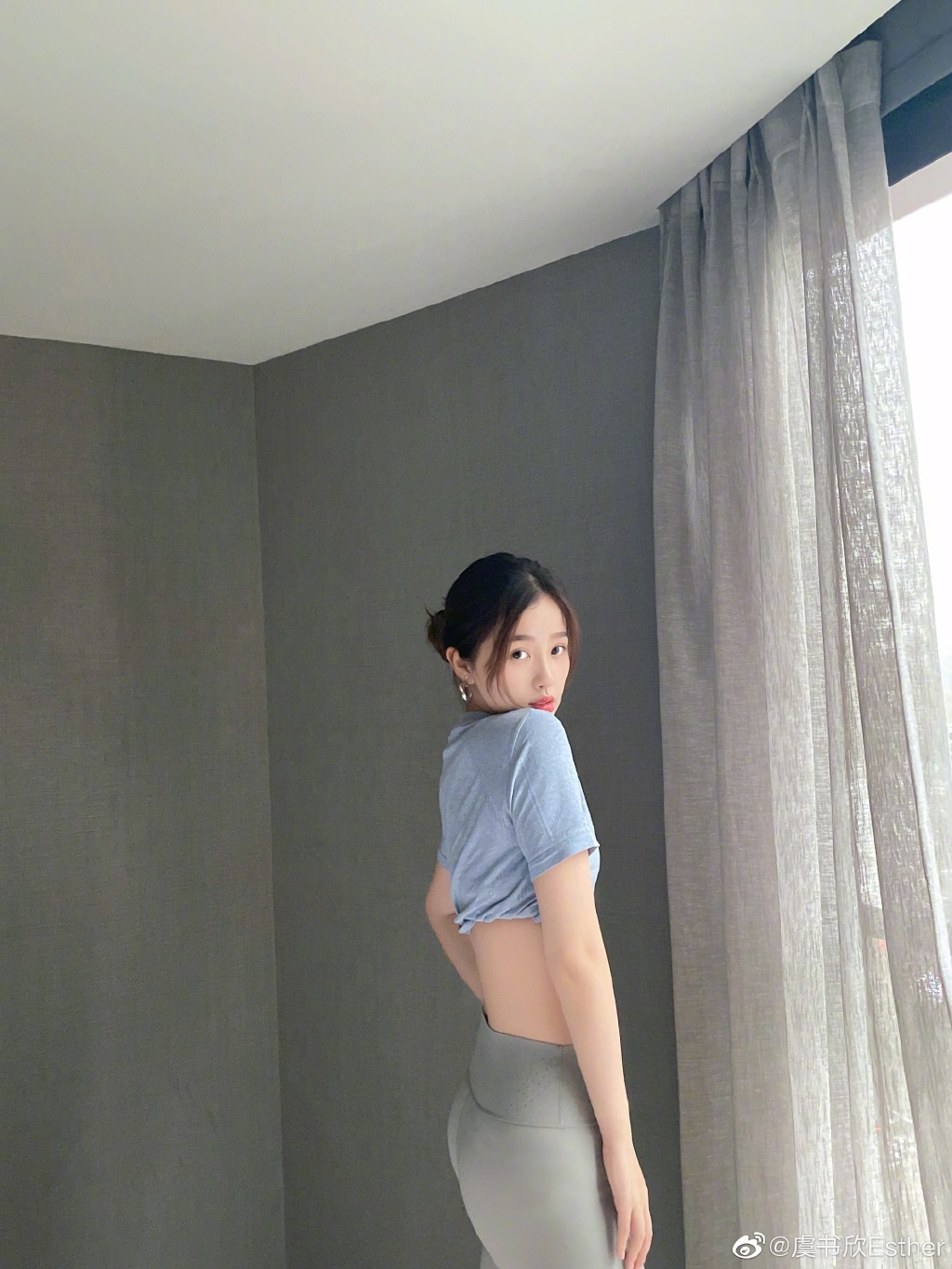 虞书欣晒春日健身照肤白貌美曲线好