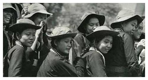 因长得太帅被2名越南女兵抢走,12年后,他逃回祖国后说了6个字_中国