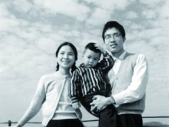 甄子丹遗传了母亲的武术基因,从小耳濡目染,孩童时代起就展现出了不俗