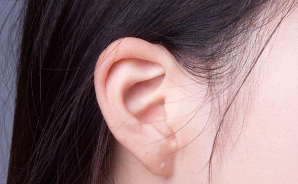耳朵后面长小疙瘩,多半是四个原因,其中一种要注意