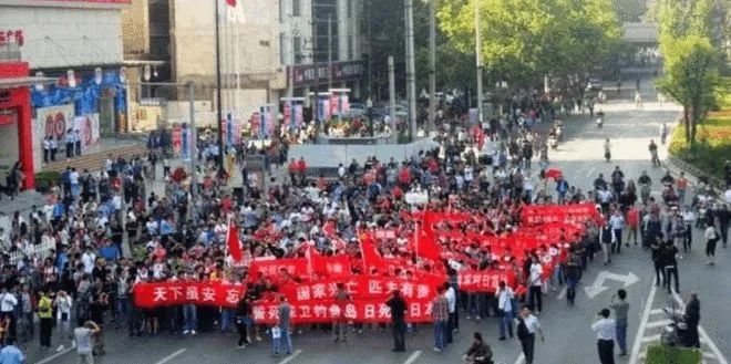 中日钓鱼岛矛盾升级,中国多地爆发反日游行,无数民众自发参加.