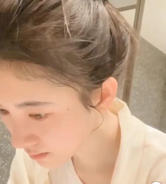 原创鞠婧祎晒卸妆视频看到她真实的素颜终于相信直男的审美