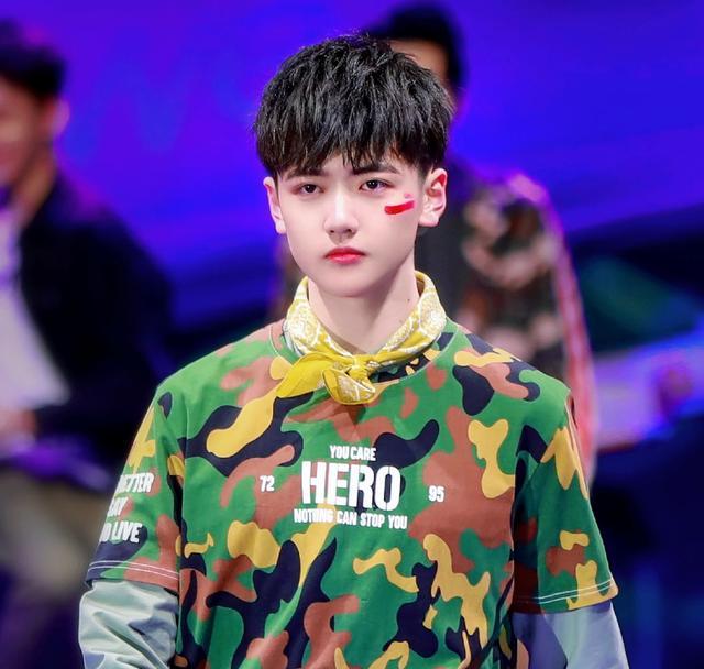 原创r1se成员焉栩嘉原以为只是长得小没想到是真的小朋友