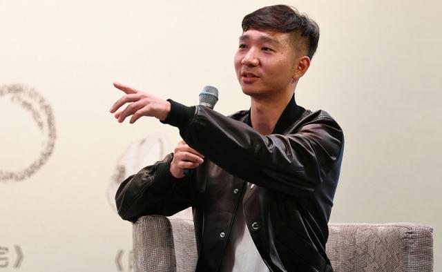 这次出席活动,陈佩斯还带上了自己的儿子陈大愚,显然