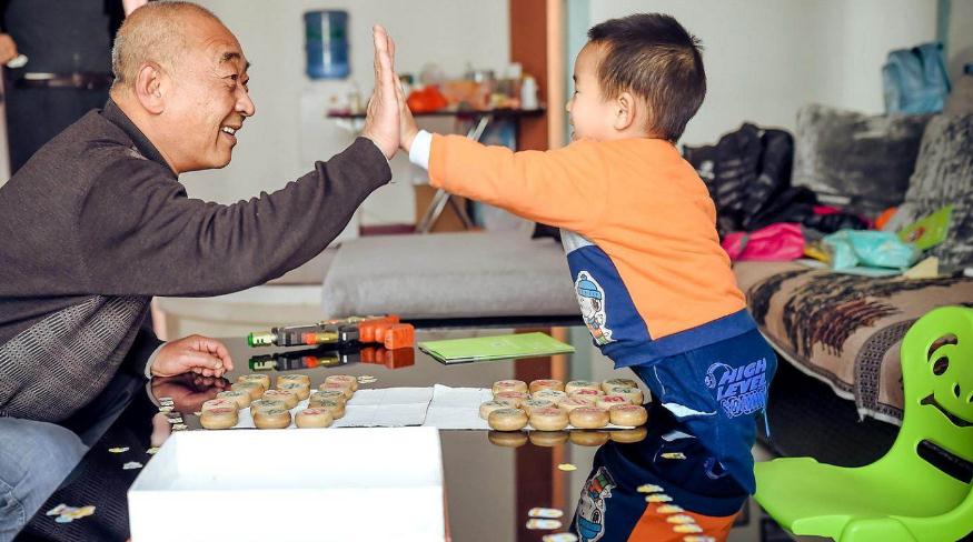 爷爷接孙子放学,精心打造的"装备"亮了,网友:这是全景