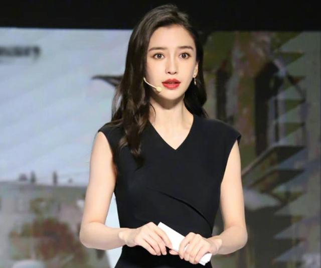 杨颖参加活动被抓拍离开修图师的保护后颜值状态成为热议话题