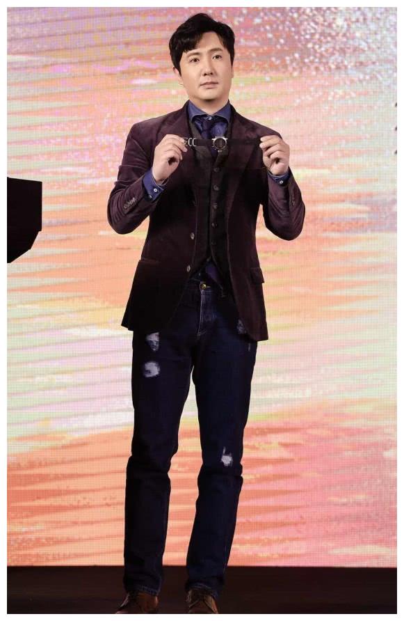 沈腾不愧是喜剧演员,连穿个西装,能穿出一种莫名的_带