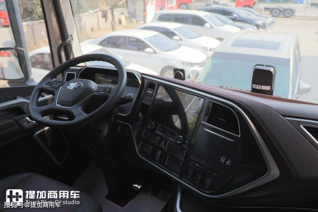 超越j7解放旗舰卡车全新天花板鹰途牵引车超详细评测之外观内饰篇