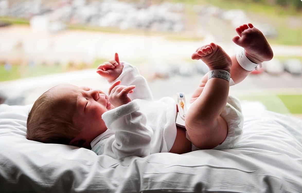 为什么小宝宝都喜欢奶睡、抱睡和摇晃哄睡？提醒：做不对当心坑娃