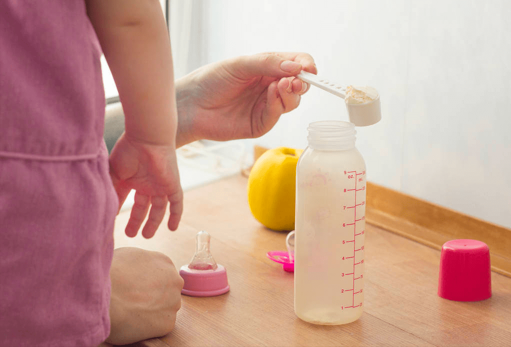 孩子喝母乳大便正常,一喝奶粉就便秘,怎么解决妈妈要清楚