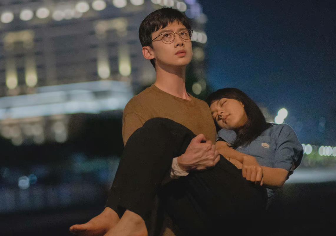 《夏至未至》中白敬亭与郑合惠子的公主抱可以说同类型中的天花板级别