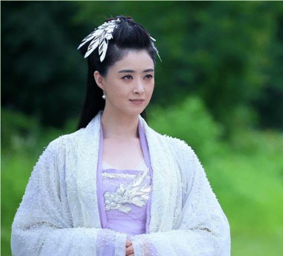2001年的时候,蒋欣在古装传奇剧《大脚马皇后》中饰演秋菊一角