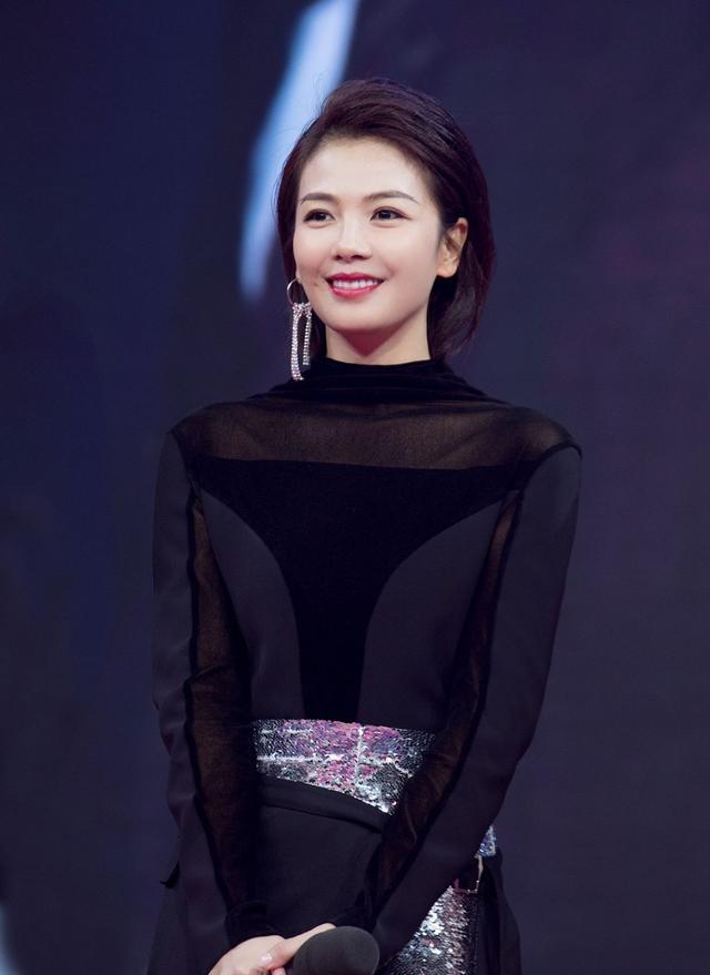 原创刘涛一袭黑色长裙亮相发布会现场笑容满分