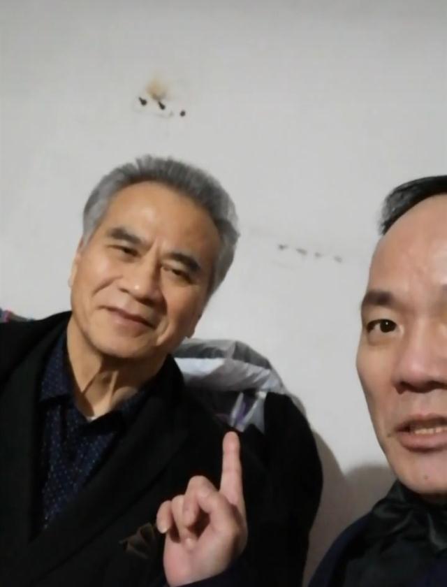 71岁"欧阳锋"朱铁和近照,目光如炬老当益壮,曾成功裘