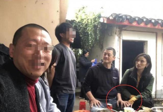 李亚鹏被女友带回家见长辈家人对他很满意一起搭肩举杯饮酒