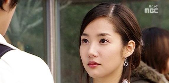 虽然在结局中,姜尤美最后生死未卜,导演专门用了两个事件描述姜尤美