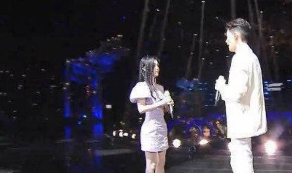 原创鞠婧祎到底有多高与161cm的周深同框瞬间揭开真实身高