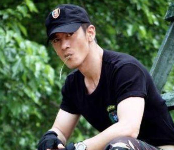 任天野在不算出名的时候遇见中戏美女朱荔莘,在追求
