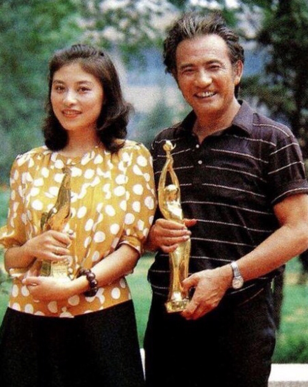 青年岳红1987年,岳红因为在影片《八女投江》中饰演"杨桂珍,夺得八一