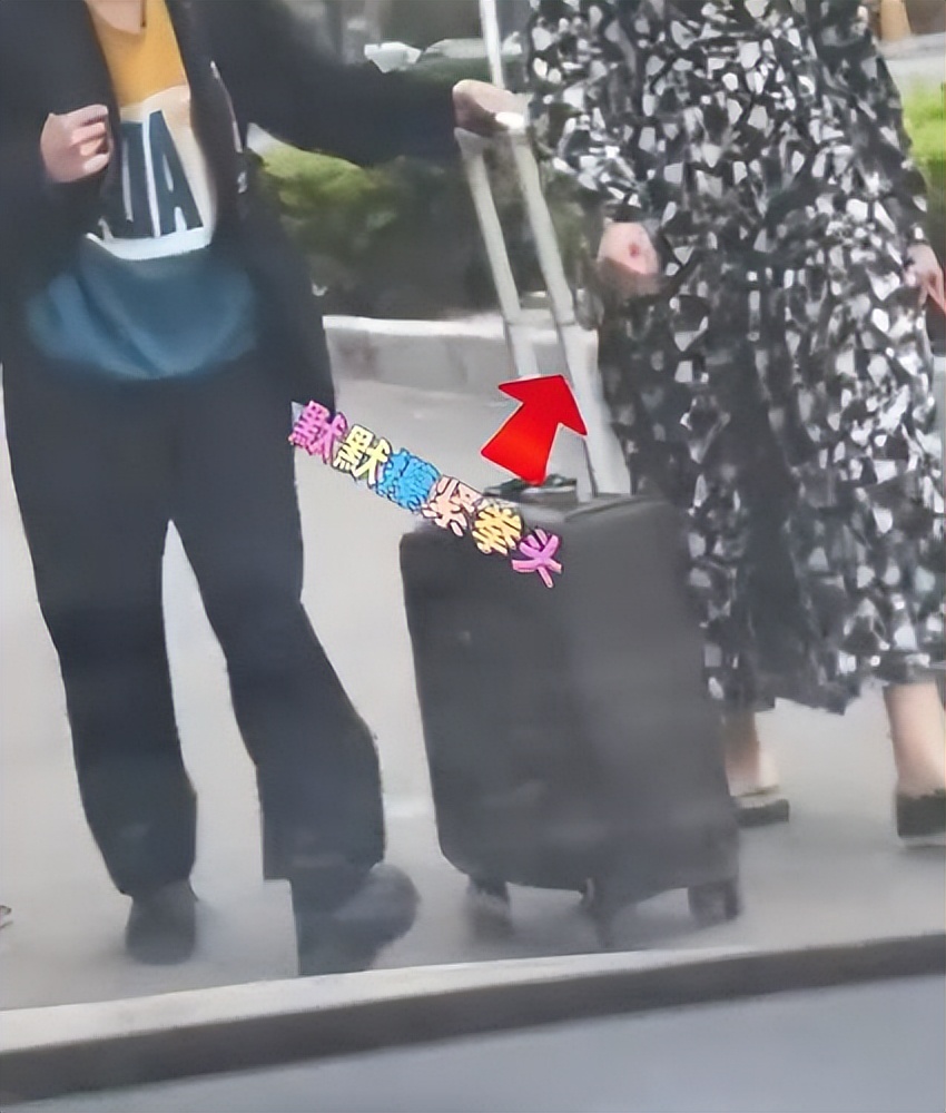 一路上压迫感十足！妈妈开完家长会后表情严肃,儿子反应太真实