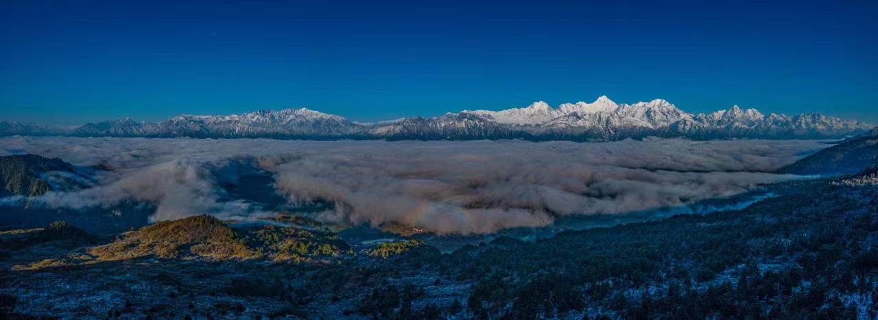 只向你展示出贡嘎雪山的巍峨;日照金山,日月同辉…在王岗坪观景平台