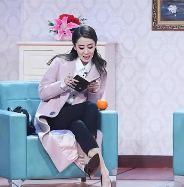 原创演员张小斐拍时尚大片穿卡其色风衣搭阔腿裤美成这样早就该火
