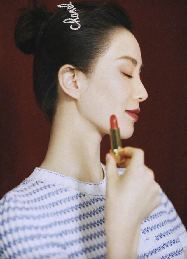 手拿口红拍摄美照的刘诗诗更是大秀完美侧脸"天鹅颈"让人羡慕不已.