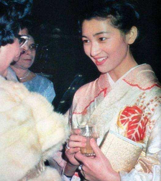 日本皇后美智子遭婆婆软禁被逼抑郁,晚年还击,拒绝跟天皇合葬_明仁