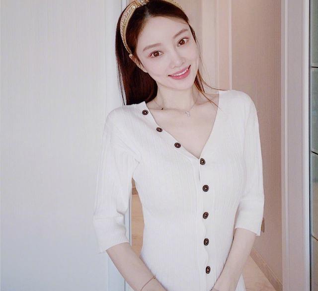 原创40岁李小璐晒九宫格美照为自家品牌做宣传可惜衣服廉价又低俗