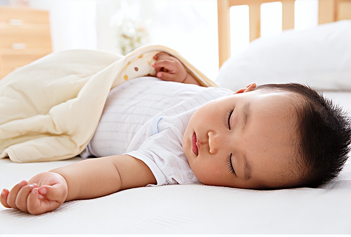 为何宝宝喜欢＂投降式＂睡姿？和几个因素相关,无需刻意纠正