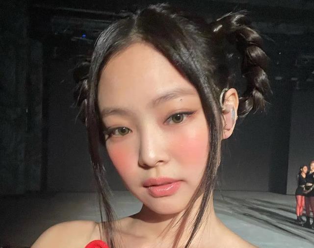 jennie晒"红孩儿"造型照,与佟湘玉同款妆容,遭网友吐槽"丑"_时尚_自拍