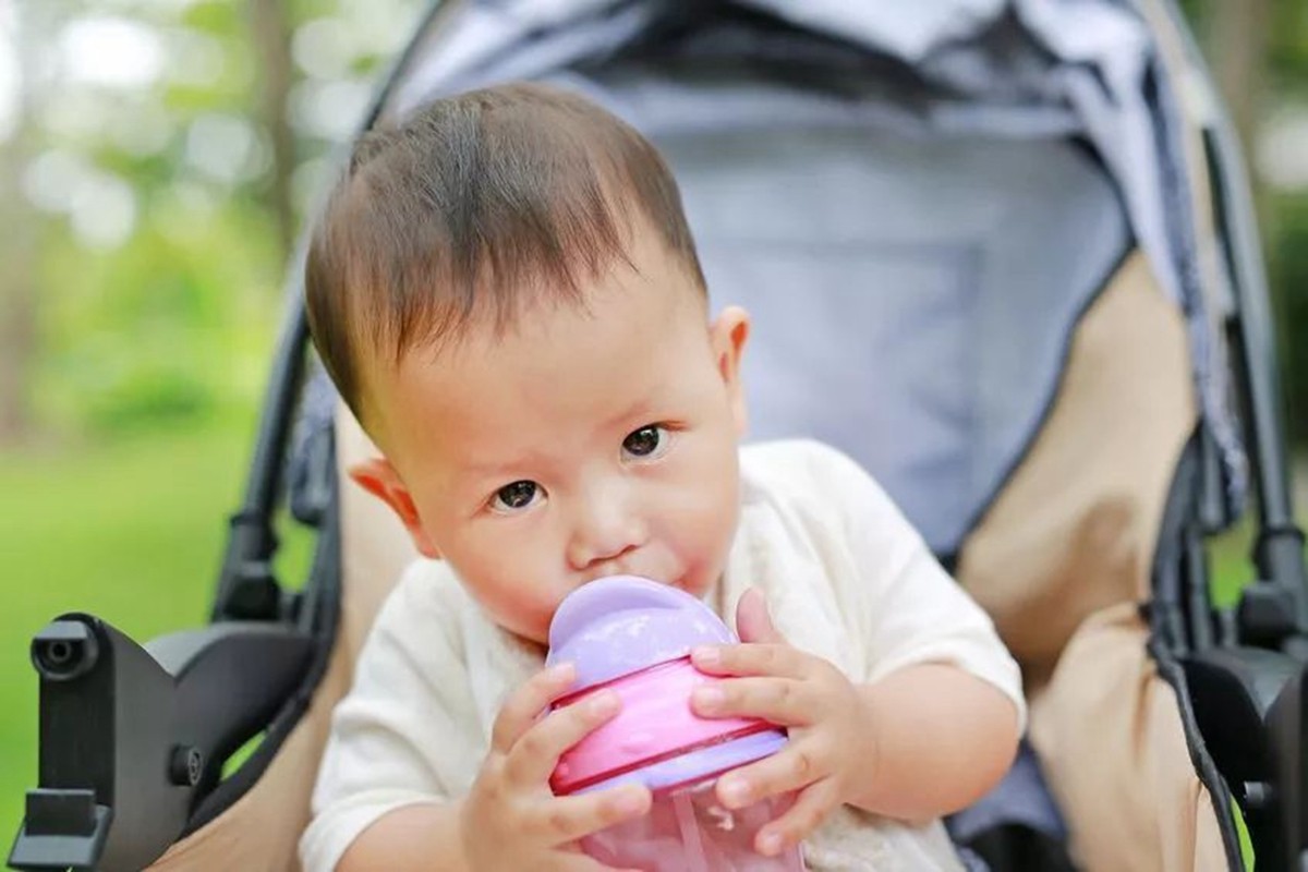 宝宝到底什么时候戒奶瓶？超过这个时间还不戒,会影响宝宝健康