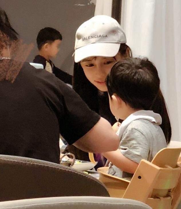 baby母子逛环球影城,4岁小海绵暴风抽高,与威震天互动