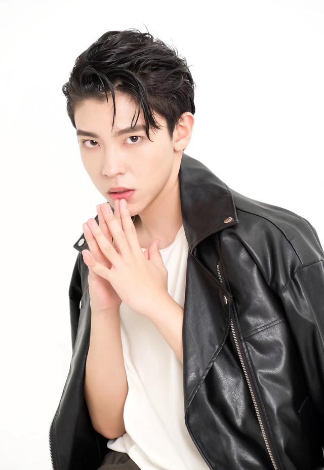00后演员曾仕轩:运动系少年,青春洋溢_滑板_专业_身材