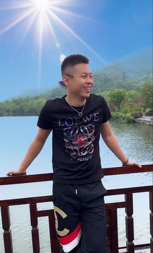 胜仔:从服务员到第一网红,如今低调得不敢开播,为啥_直播_连麦_洪大炮