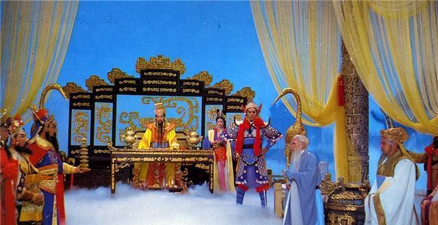 玉皇大帝哪容得孙悟空如此闹腾,于是派兵镇压,孙悟空凭借自己的一身