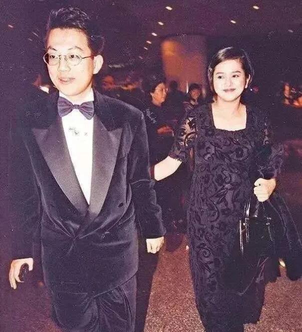 1995年,23岁的叶蕴仪与香港玩具富商陈柏浩相识.