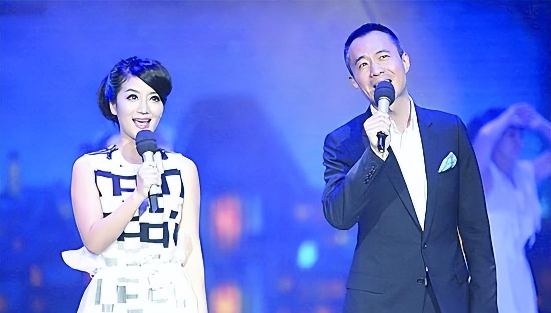 原创东方卫视主持人李菡嫁大10岁二婚男邱启明幸福恩爱令人羡慕