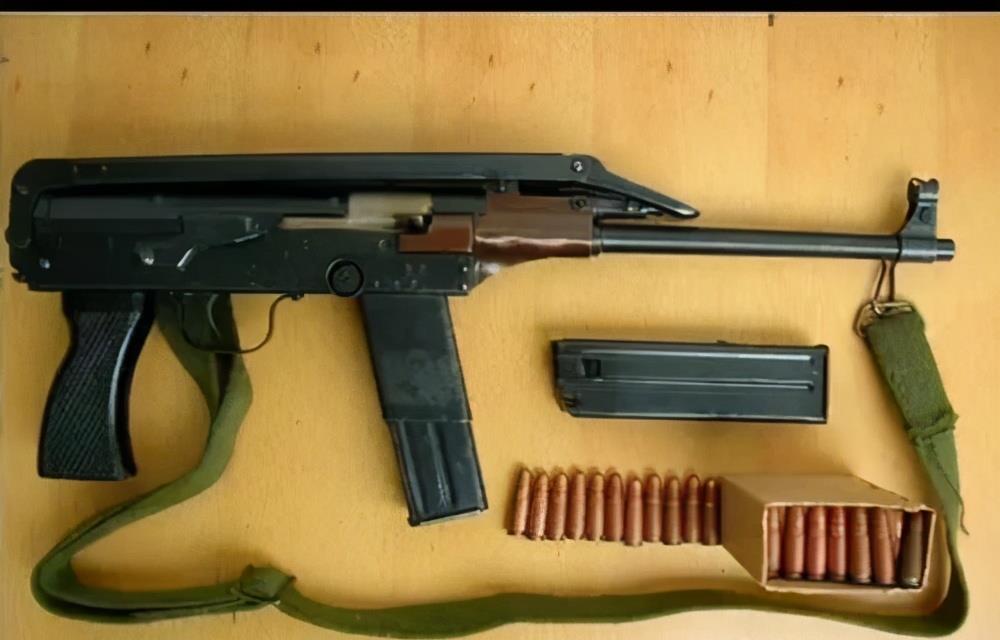 1965年其前身"丛林冲锋枪"立项,几经坎坷,直到1979年才设计定型,1983