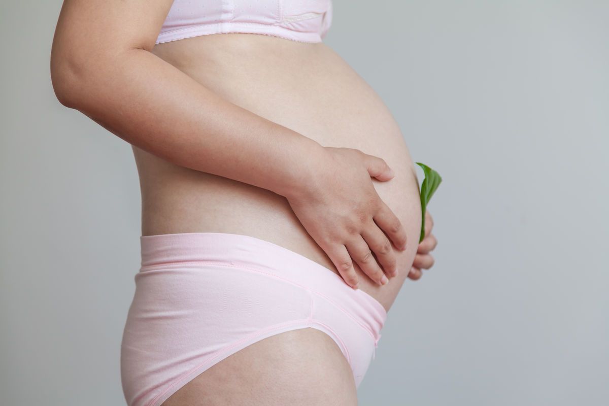 孕肚＂往上顶＂和＂向下垂＂,和胎儿性别无关,但和两个方面有关