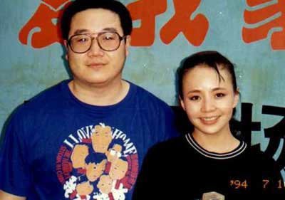 这时,英达,在父亲的安排下,在去人艺工作的第一天上班,就看到了在舞台