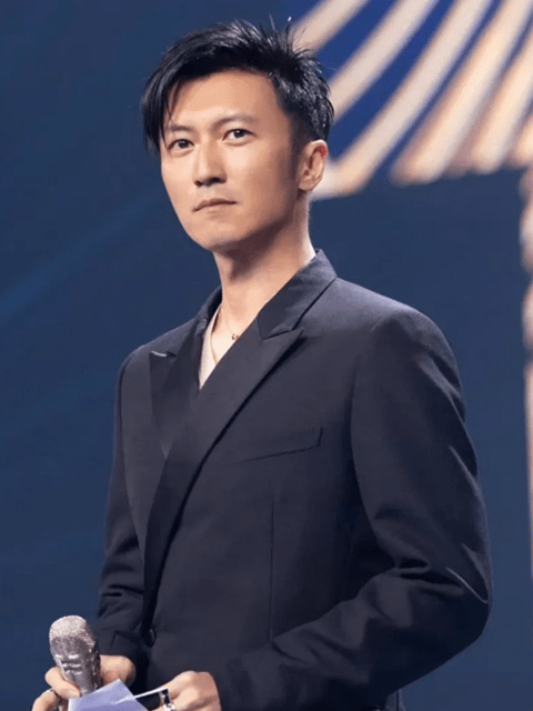 41岁谢霆锋晒手部特写手指黑瘦布满伤痕关节红肿变形青筋明显
