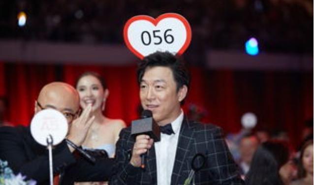 事后为了表达歉意,徐峥拉着黄渤将刚拍下来的钻戒一起送给大佬王中军